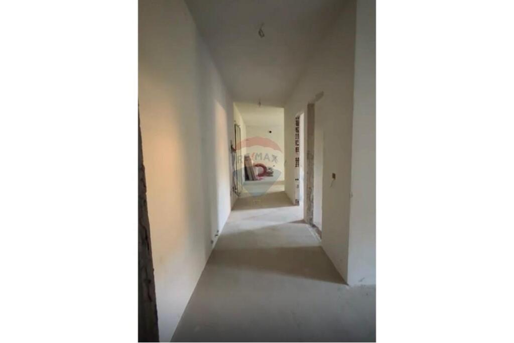Shitet Apartament 2+1+2 pranë rrethit të Shkozës