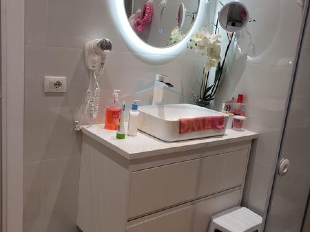 Shitet, Apartament 2+1+2+Post Parkimi, Unaza e Re , Tiranë.