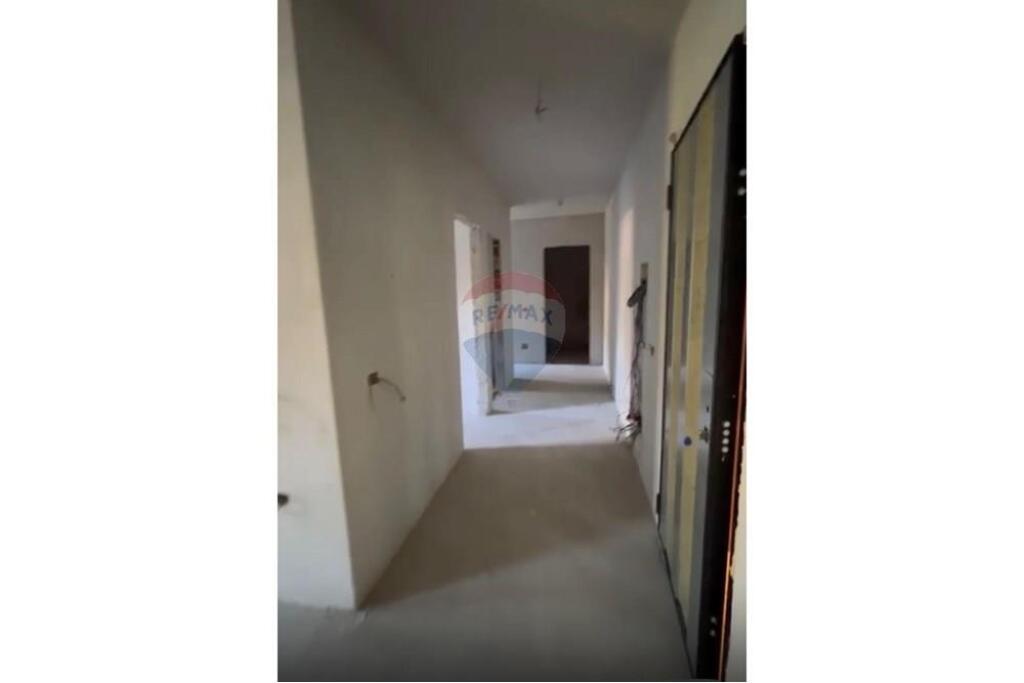 Shitet Apartament 2+1+2 pranë rrethit të Shkozës