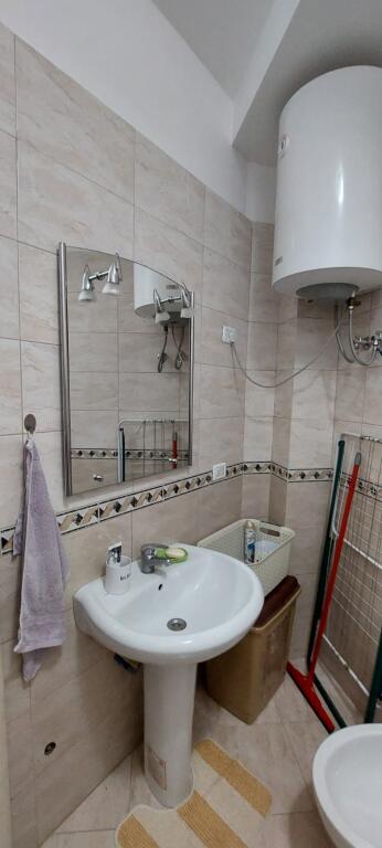 Ne zonen e Liqenit te Thate,Rr.Peti jepet me qera apartament 1+1,i mobiluar 520Euro