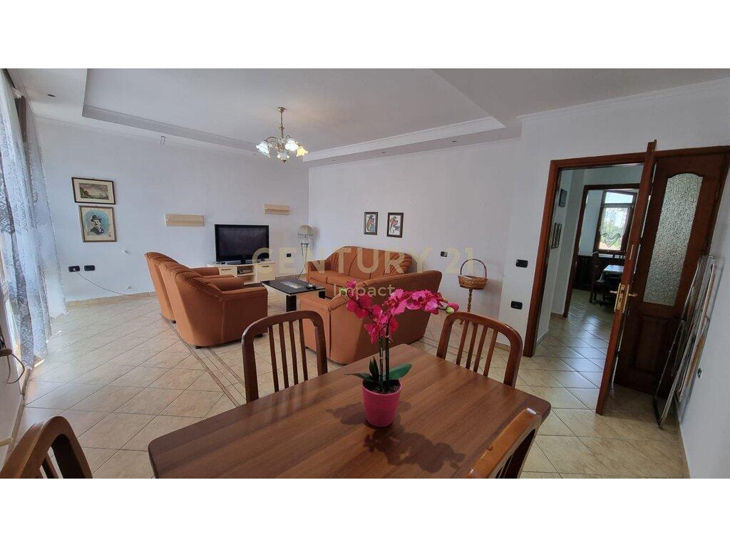 Appartamento 2+1+2 In Affitto in Via Dibra, Tirana - 650€ | 120 m²