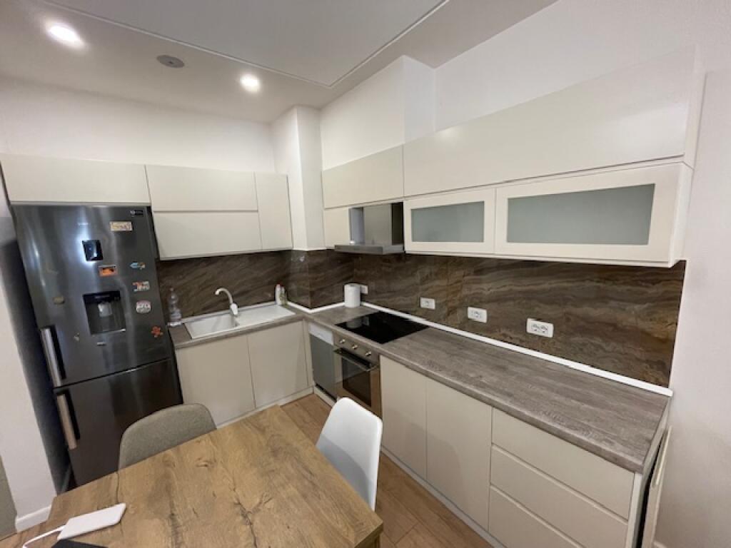 Jepet me QIRA apartament 2+1+ parkim Rezidenca “Kodra e Diellit”  British