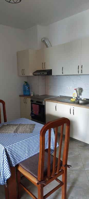 Ne zonen e Liqenit te Thate,Rr.Peti jepet me qera apartament 1+1,i mobiluar 520Euro