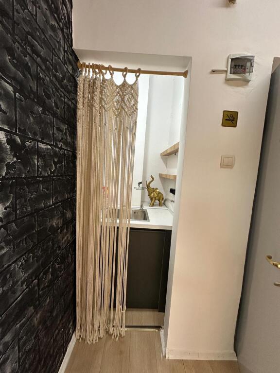 ZYRE ME QERA 70M2 RRUGA KAVAJES 600 EURO