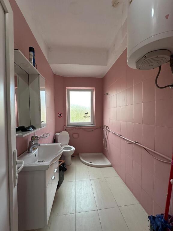 ZYRE ME QERA 70M2 RRUGA KAVAJES 600 EURO