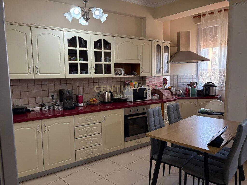 Jepet me qira Apartament 2+1 te Shkolla e Kuqe!!!