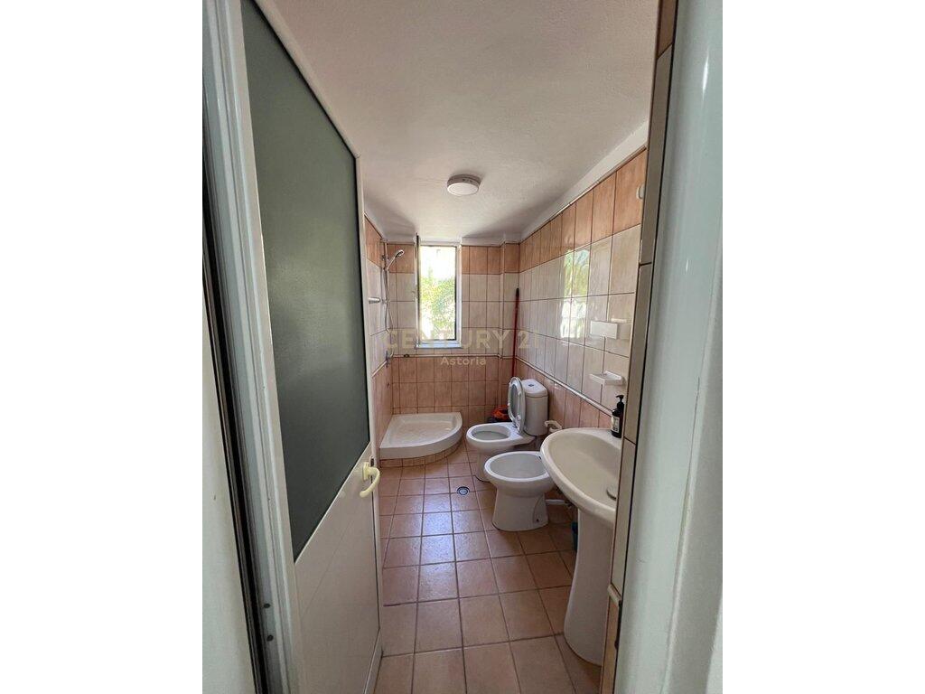 Jepet me qira apartament 2+1, rruga Mine Peza