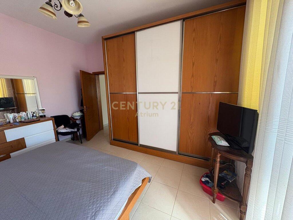 Jepet me qira Apartament 2+1 te Shkolla e Kuqe!!!