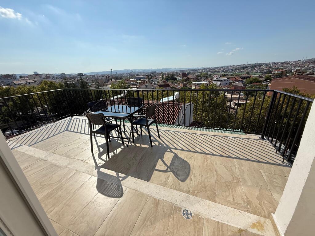 Shitet Apartament 2+1+verande Kinostudio