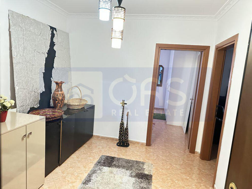 Jepet apartament 2+1+2 tek Zogu i Zi perballe karburant Gazheli