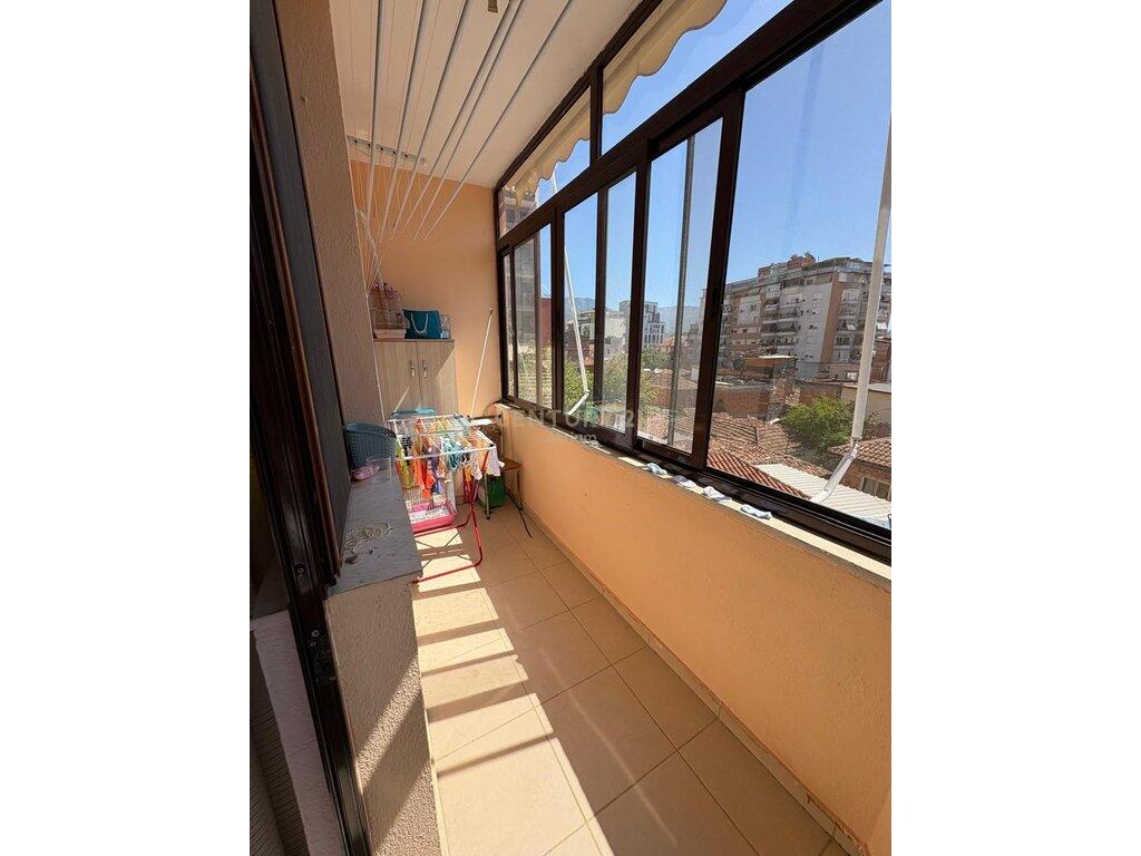 Jepet me qira Apartament 2+1 te Shkolla e Kuqe!!!