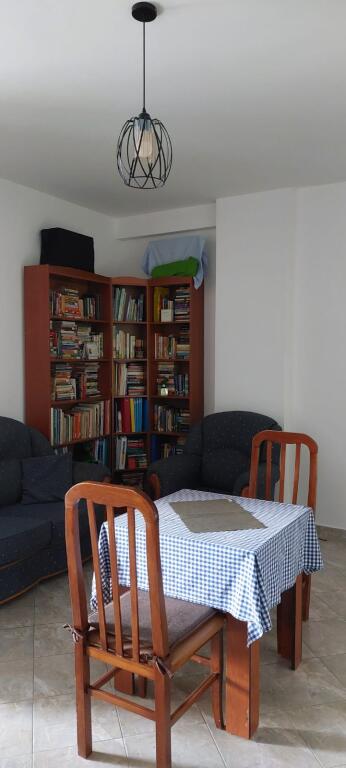 Ne zonen e Liqenit te Thate,Rr.Peti jepet me qera apartament 1+1,i mobiluar 520Euro