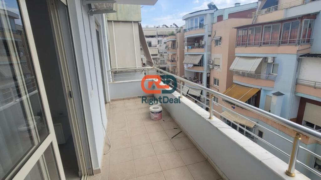 Tek Kodra E Diellit, Shitet Apartament 1+1 Me Hapesira Te Bollshme!!