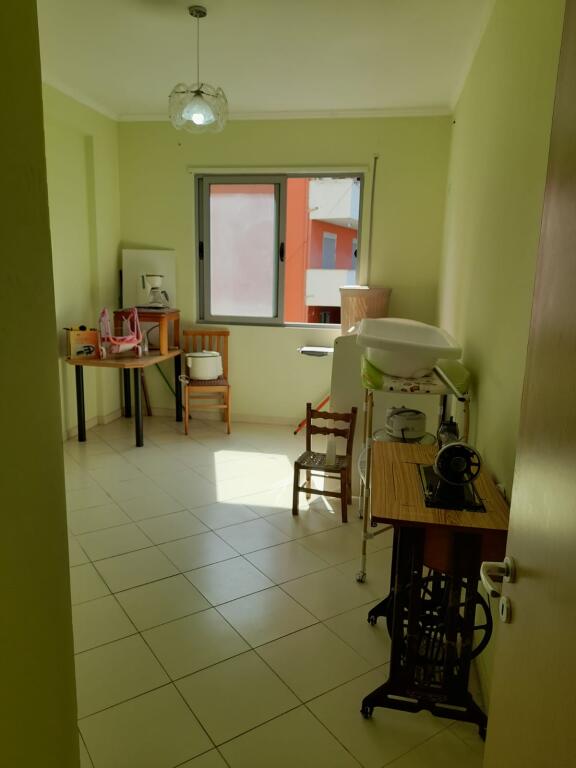 🏢Ne zonen e Freskut prane Pasticeri Melisa jepet me qera apartament 2+1+2 ,pjeserisht e mobiluar.520 Euro