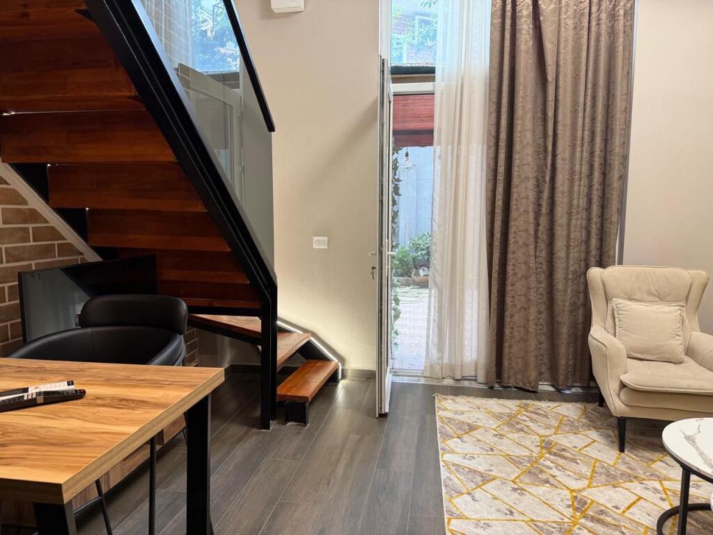 Duplex arredato, sulla strada di Elbasan, prezzo 600 euro