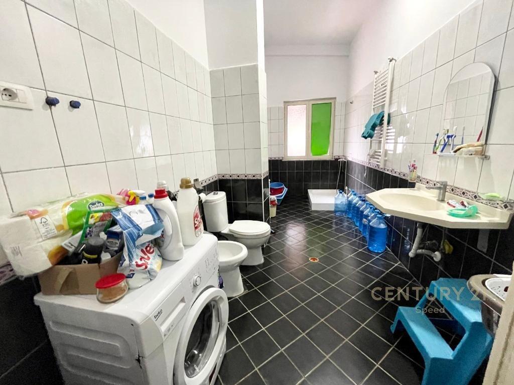 SHITET Apartament 2+1 me Verande tek Fresku (Thesari)!!
