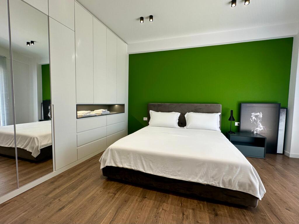 APARTAMENT LUKSOZ ME QIRA – RR. E DIBRËS, PRANË HOTEL ELISA
