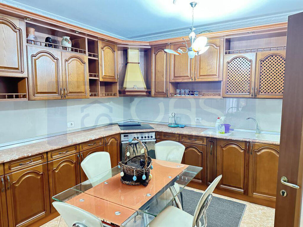 Jepet apartament 2+1+2 tek Zogu i Zi perballe karburant Gazheli