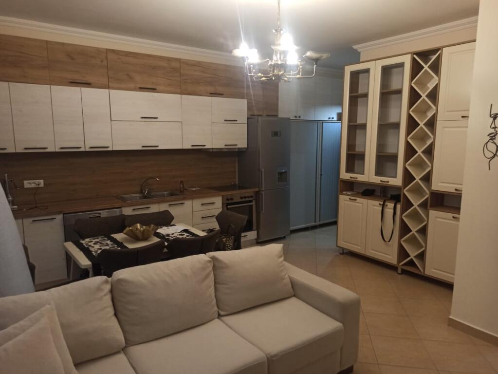Apartament me qera 3+1+2 tek Liqeni i Thate