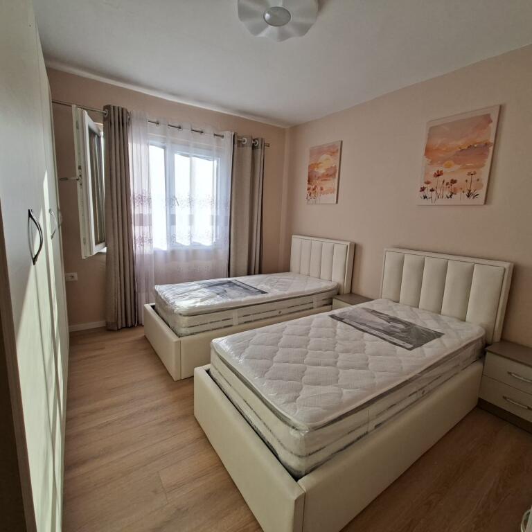 Jepet me qera 2+1, mbrapa shkolles 1 Maj, rruga Zonja Curre