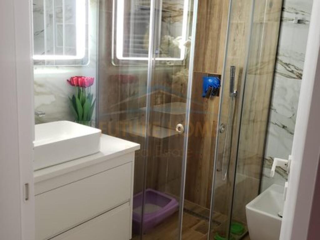 Shitet, Apartament 2+1+2+Post Parkimi, Unaza e Re , Tiranë.