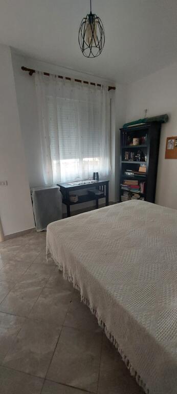 Ne zonen e Liqenit te Thate,Rr.Peti jepet me qera apartament 1+1,i mobiluar 520Euro