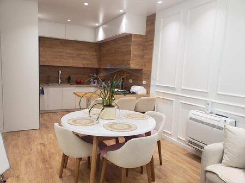Shitet, Apartament 2+1+2+Post Parkimi, Unaza e Re , Tiranë.