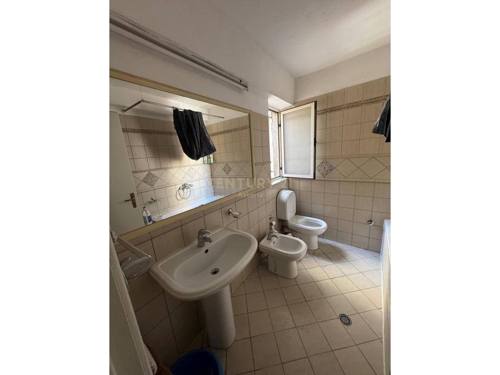 JEPET ME QIRA APRTAMENT 3+1+2 TE RRUGA FORTUZI, TIRANE
