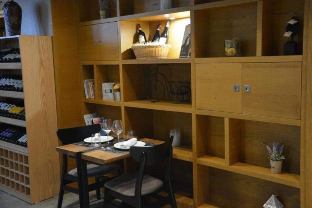 BAR CAFFÈ IN AFFITTO STRADA DI DURRËS 2200 €