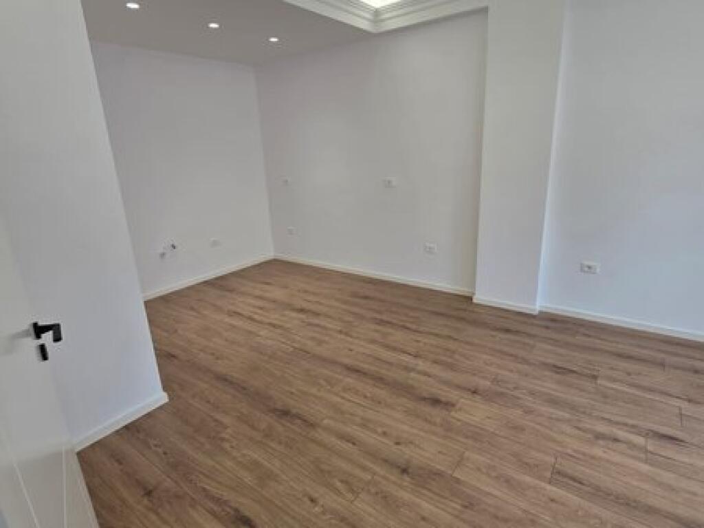 Shitet, Apartament 2+1+2, Rruga e Kavajës.