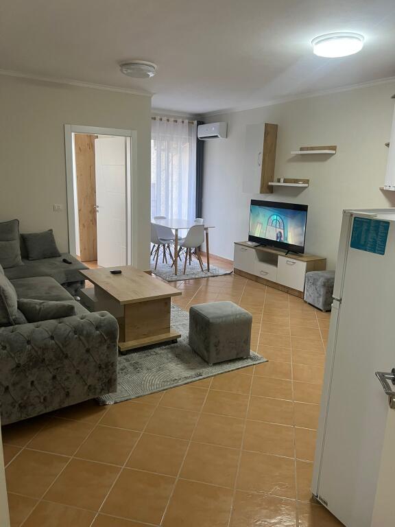 Ne zonen e Yzberishtit,pas Kompleksit Grand Gallery jepet me qera apartament 2+1,e mobiluar 450 Euro
