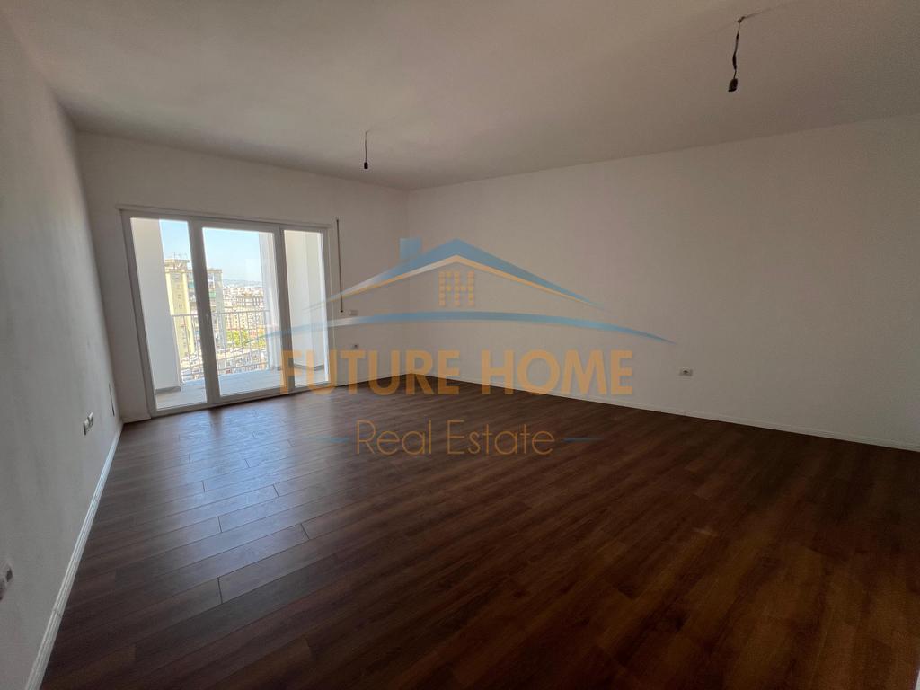 Disponojme apartament 2+1+2 per shitje me vendodhje tek Rruga e Barrikadave.