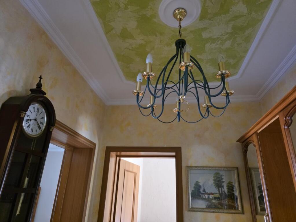 Pak minuta larg Ambasades Amerikane,Rr.Xhavit Shyqyri Demneri jepet me qera apartament 2+1, e mobiluar.  600 Euro