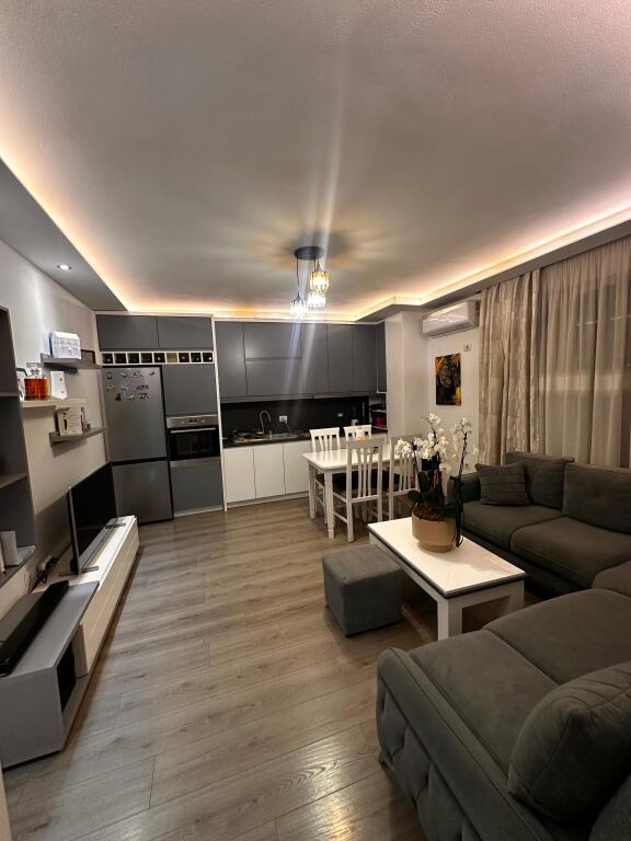 JEPET ME QERA ZYRE 200M2 2000 EURO BLLOKU