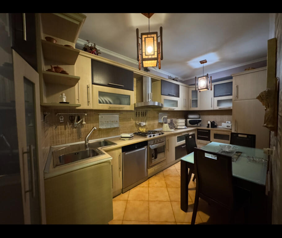 Affittiamo 1+1 in Via Elbasani