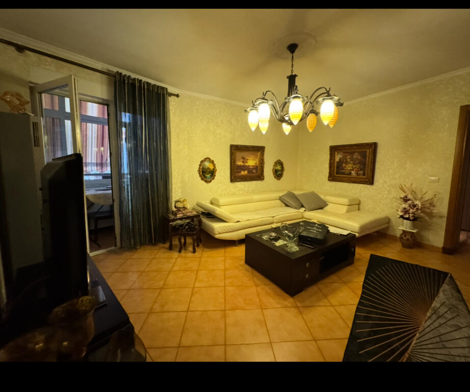 Affittiamo 1+1 in Via Elbasani