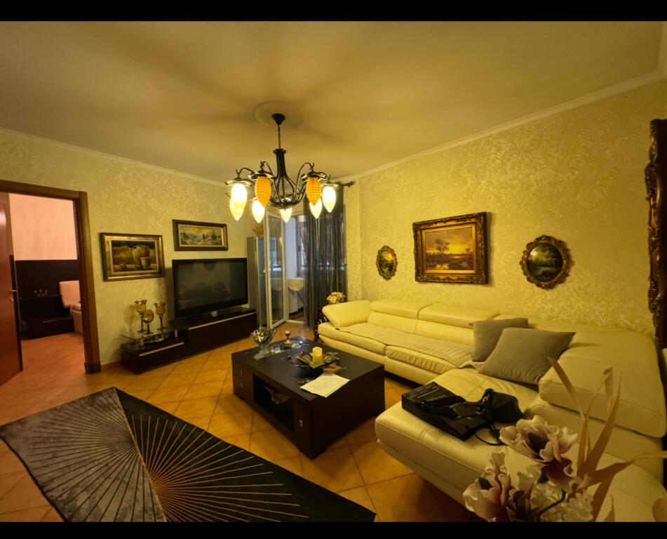 Affittiamo 1+1 in Via Elbasani