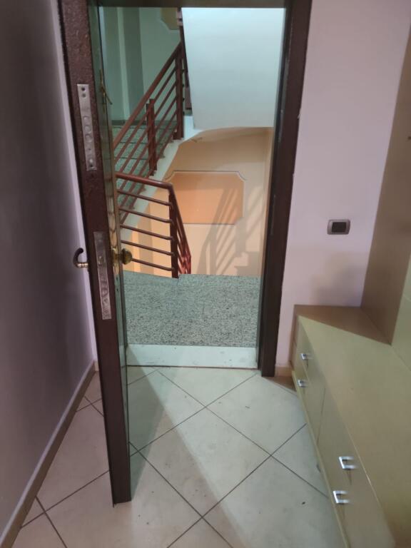 Apartament 2+1+2 me qira– Pranë Medreses