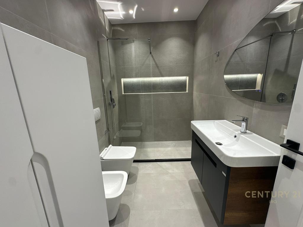 Affittasi super appartamento 2+1+2 bagni + veranda in Via Elbasan!