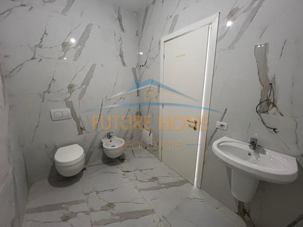 Disponojme apartament 2+1+2 per shitje me vendodhje tek Rruga e Barrikadave.