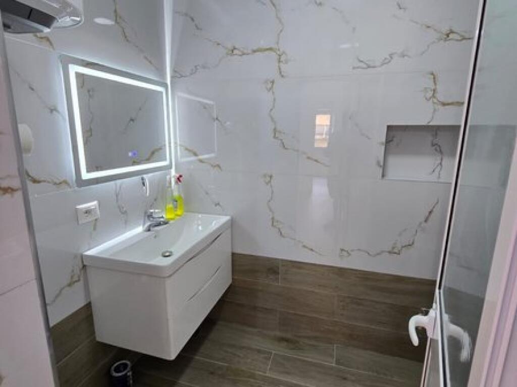 Shitet, Apartament 2+1+2, Rruga e Kavajës.