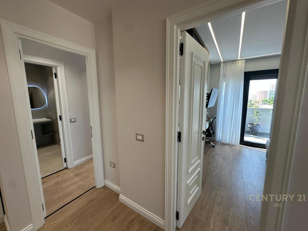 Affittasi super appartamento 2+1+2 bagni + veranda in Via Elbasan!