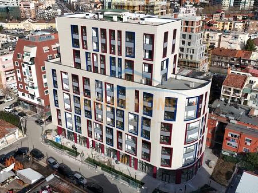 Shitet, Apartament 3+1+2, Komuna e Parisit