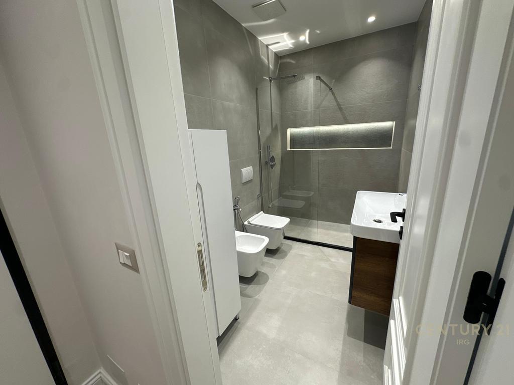 Affittasi super appartamento 2+1+2 bagni + veranda in Via Elbasan!