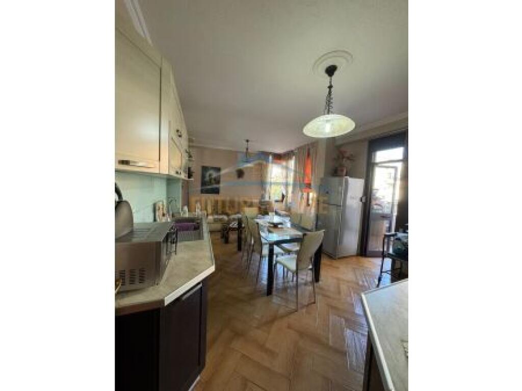 Shitje,Apartament 2+1,Rruga e Kavajes !