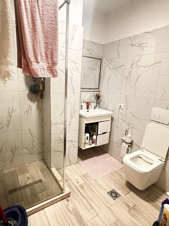 JEPET ME QERA ZYRE 200M2 2000 EURO BLLOKU