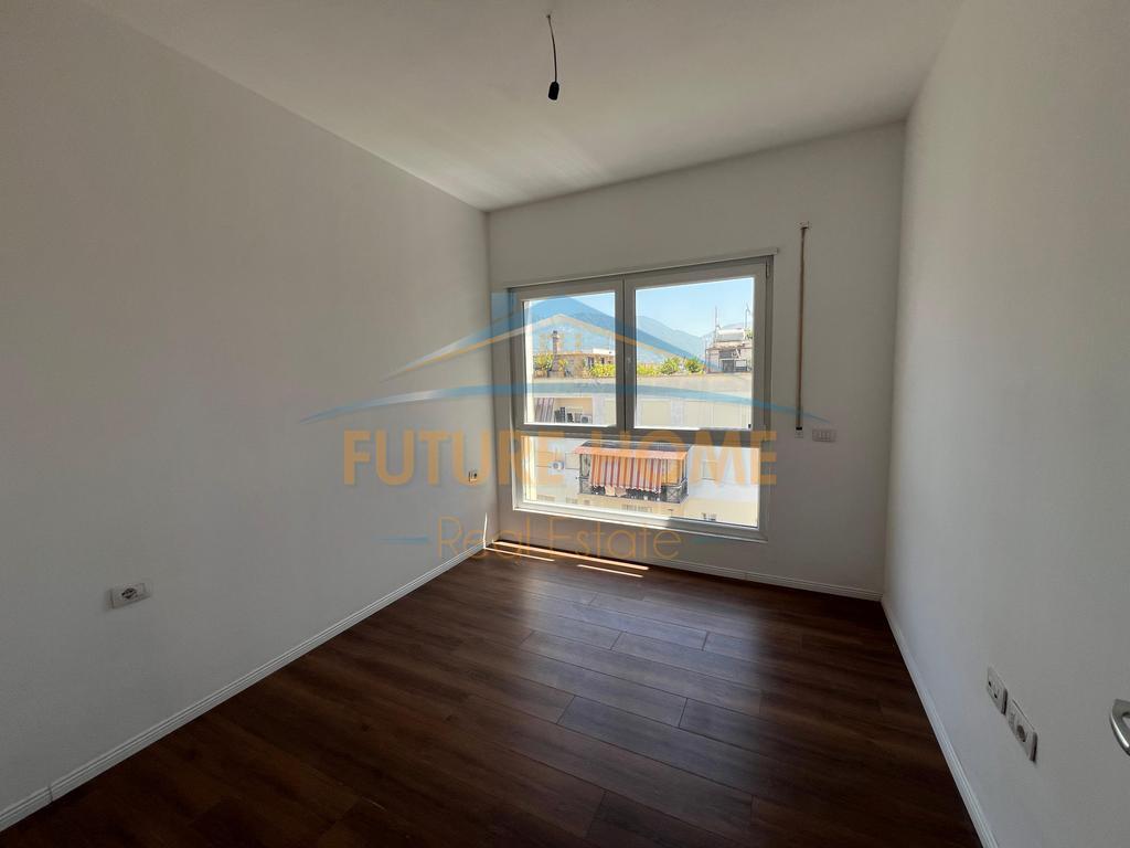 Disponojme apartament 2+1+2 per shitje me vendodhje tek Rruga e Barrikadave.