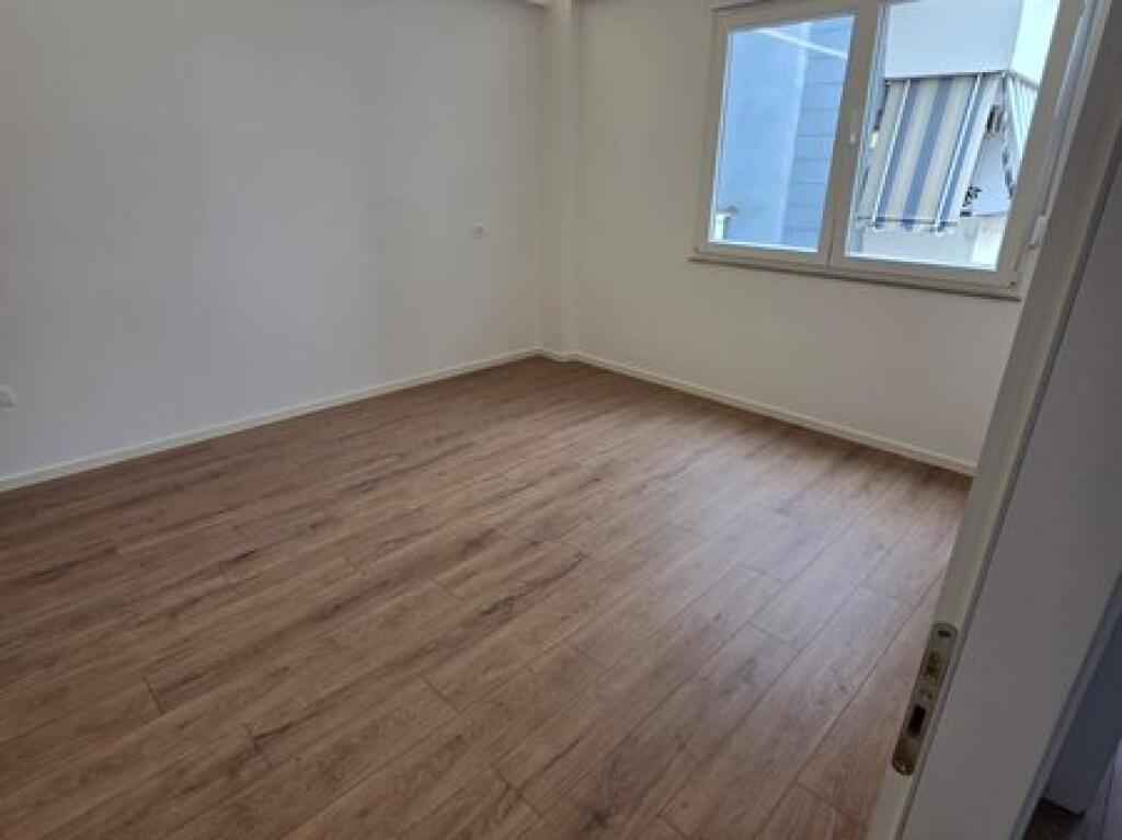 Shitet, Apartament 2+1+2, Rruga e Kavajës.