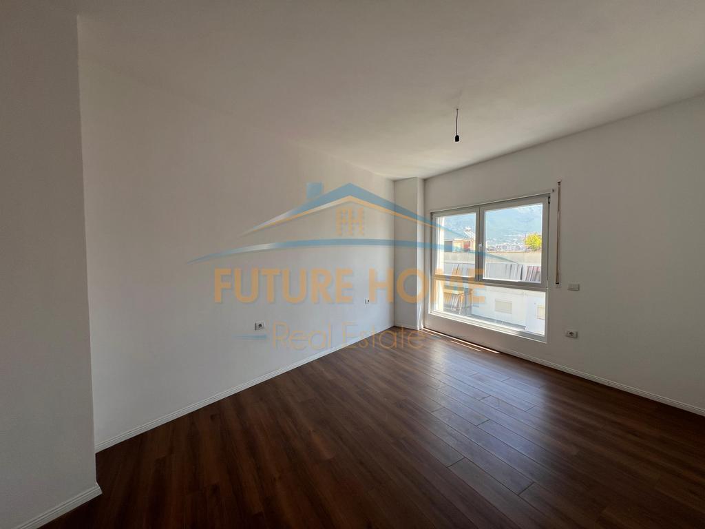 Disponojme apartament 2+1+2 per shitje me vendodhje tek Rruga e Barrikadave.