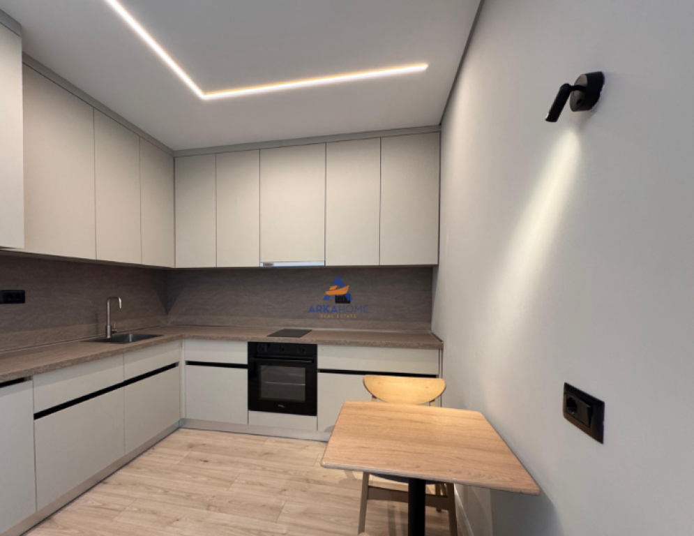 SHITEN 3 APARTAMENTE SË BASHKU 3+1+BALLKON “PAZARI I RI” 365.000 EURO.